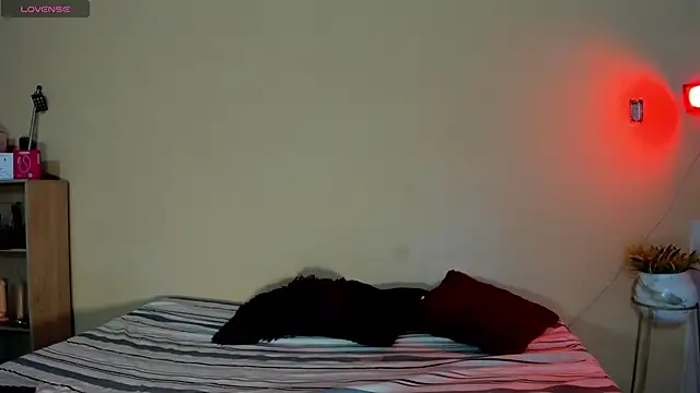 Snapshot of Violetta_0 chatting on March 17, 2026, 12:19 pm Violetta 0 online show from March 17, 2026, 12:19 pm