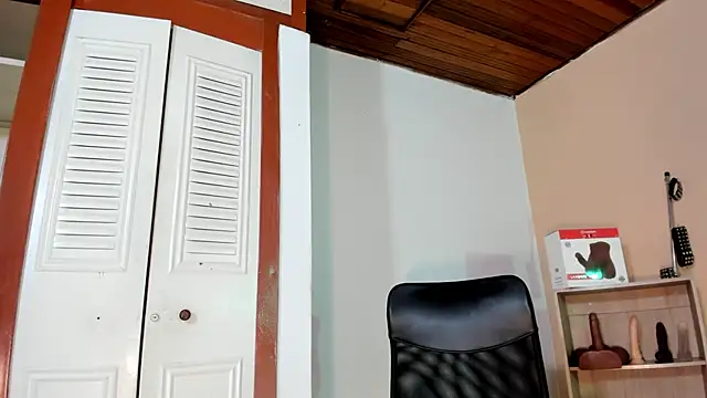 Snapshot of Violetta_0 chatting on October 21, 2025, 1:32 pm Violetta 0 online show from October 21, 2025, 1:32 pm