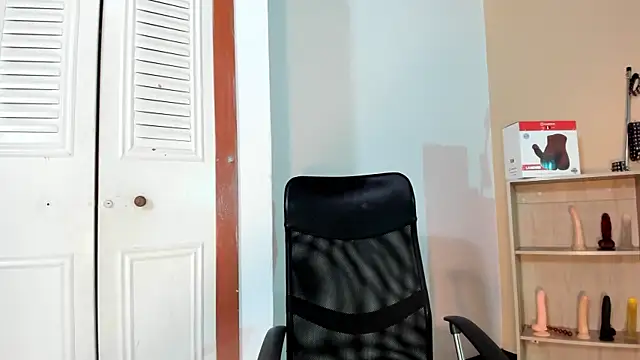 Snapshot of Violetta_0 chatting on October 28, 2025, 1:10 pm Violetta 0 online show from October 28, 2025, 1:10 pm