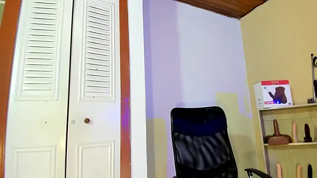 Snapshot of Violetta_0 chatting on October 22, 2025, 12:59 pm Violetta 0 online show from October 22, 2025, 12:59 pm