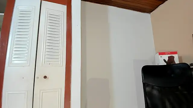 Snapshot of Violetta_0 chatting on October 17, 2025, 12:40 pm Violetta 0 online show from October 17, 2025, 12:40 pm