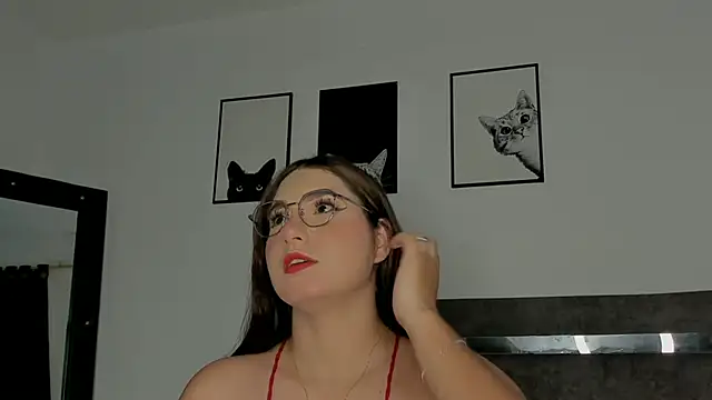 Anniferreira2 online show from October 22, 2025, 2:33 am