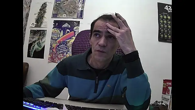 Snapshot of ReyDeBotones chatting on April 8, 2026, 9:49 pm ReyDeBotones online show from April 8, 2026, 9:49 pm