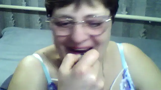 Snapshot of ElzaJewel chatting on February 15, 2026, 4:28 pm ElzaJewel online show from February 15, 2026, 4:28 pm