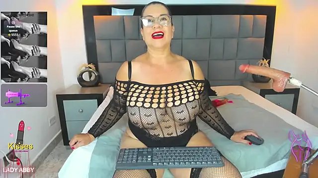Snapshot of Your_Lady_Milf chatting on November 6, 2025, 8:02 pm Your Lady Milf online show from November 6, 2025, 8:02 pm