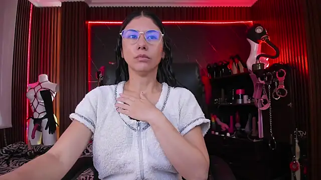 XiaQueen online show from October 17, 2025, 11:45 am