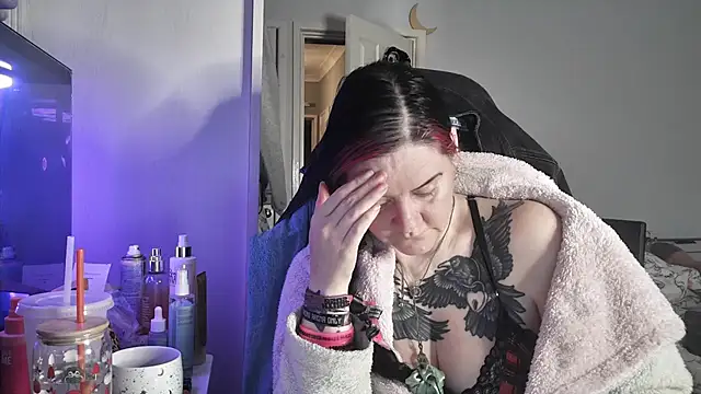 AureliaXOX online show from December 16, 2025, 2:32 pm