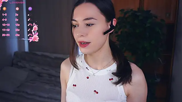 Snapshot of EleneBrach chatting on October 21, 2025, 6:13 am EleneBrach online show from October 21, 2025, 6:13 am