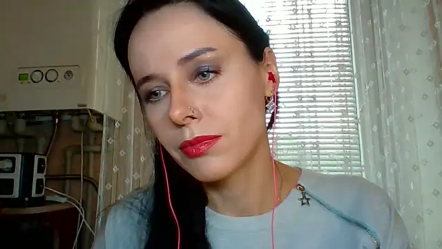 LuminousLady online show from October 3, 2025, 1:23 pm