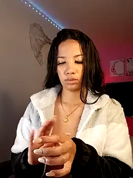 SallyWhitee online show from April 27, 2026, 6:11 am