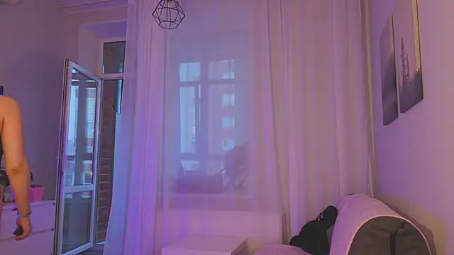 Mia Luw online show from June 17, 2026, 2:49 pm