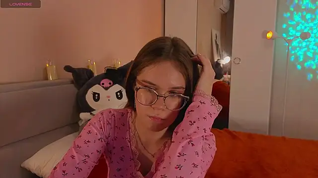 Snapshot of Mia_Luw chatting on November 16, 2025, 3:06 pm Mia Luw online show from November 16, 2025, 3:06 pm