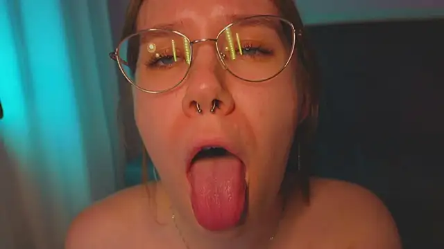 Mia Luw online show from April 27, 2026, 2:37 pm