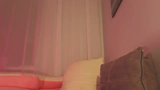 Mia Luw online show from June 14, 2026, 3:24 pm
