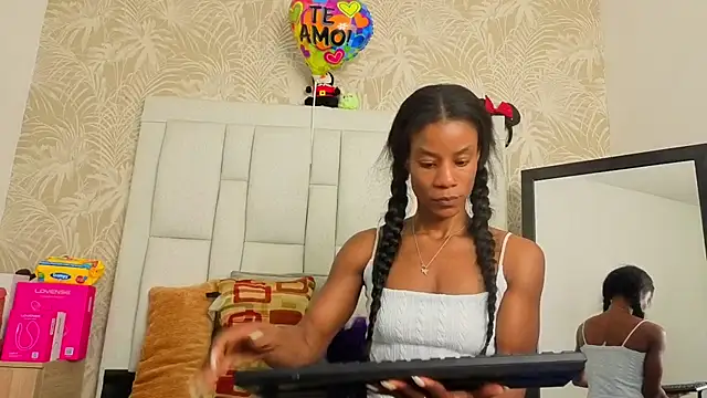 dafnnelewis online show from April 22, 2026, 12:01 pm