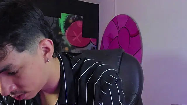 ISAAC CRYSTON online show from October 31, 2025, 8:27 pm