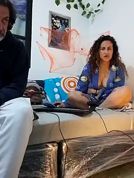 jeans and emma online show from October 17, 2025, 3:54 am