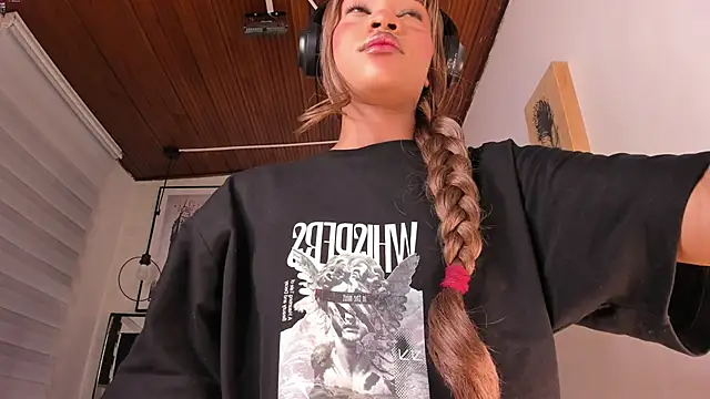 tylla  online show from January 13, 2026, 7:51 pm