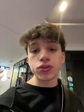 Snapshot of Valenr_and_Thomas chatting on March 13, 2025, 2:05 am Valenr and Thomas online show from March 13, 2025, 2:05 am