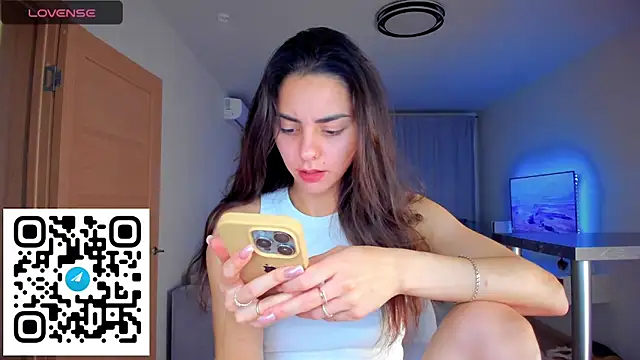 Snapshot of EmiliaZen chatting on November 24, 2025, 5:13 pm EmiliaZen online show from November 24, 2025, 5:13 pm