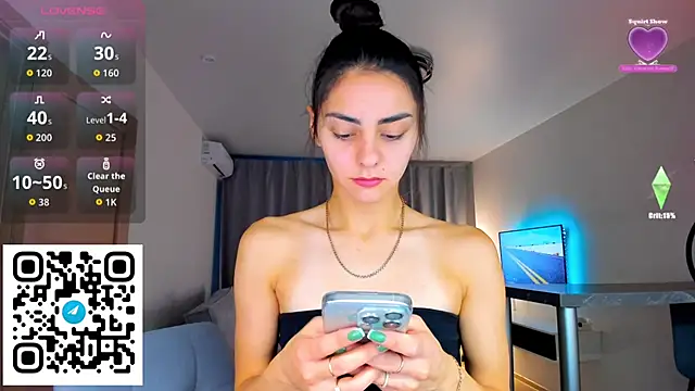 Snapshot of EmiliaZen chatting on October 9, 2025, 2:39 pm EmiliaZen online show from October 9, 2025, 2:39 pm