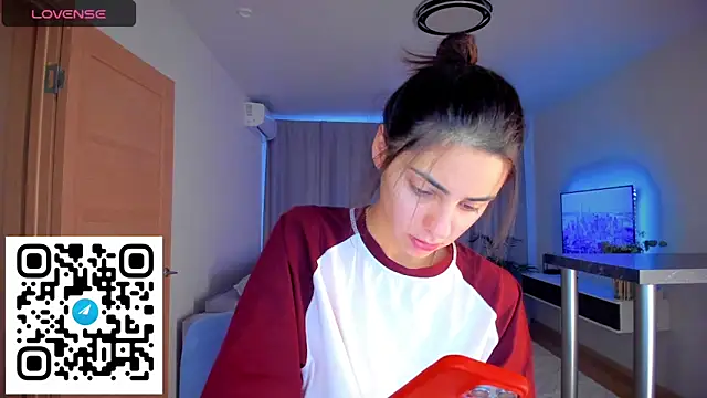 Snapshot of EmiliaZen chatting on November 3, 2025, 1:26 pm EmiliaZen online show from November 3, 2025, 1:26 pm