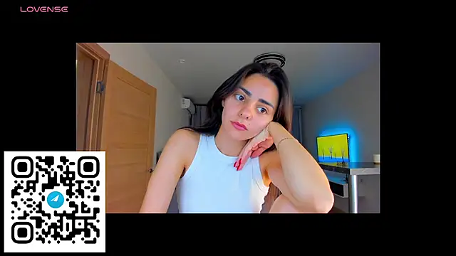 Snapshot of EmiliaZen chatting on November 9, 2025, 4:44 pm EmiliaZen online show from November 9, 2025, 4:44 pm