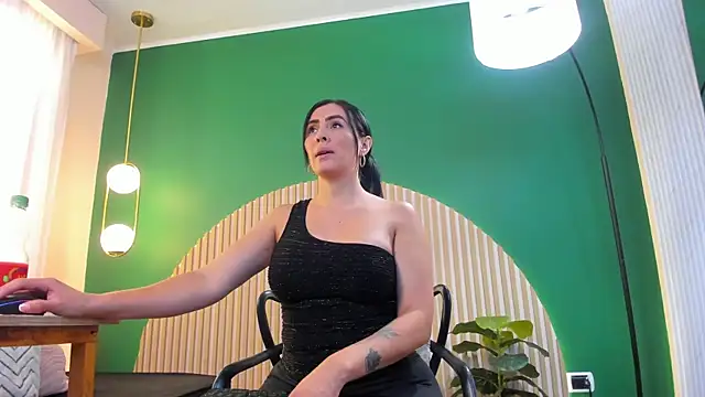 scarlet edwars online show from January 14, 2026, 6:33 pm