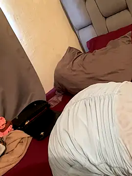 Snapshot of EliNa_eli1 chatting on November 15, 2025, 9:35 am EliNa eli1 online show from November 15, 2025, 9:35 am