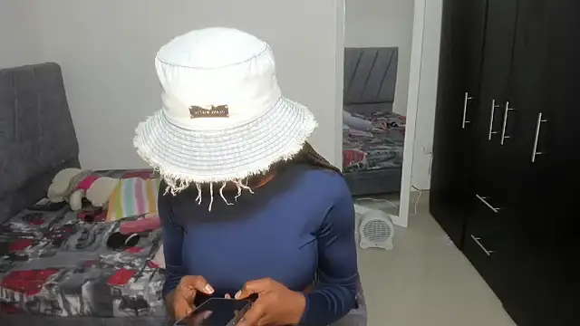 Snapshot of enyelsalas2 chatting on November 6, 2025, 12:58 am enyelsalas2 online show from November 6, 2025, 12:58 am