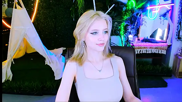 LeonaStane online show from November 14, 2025, 6:00 pm