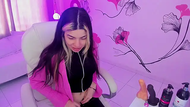 Isabela Fiorelli online show from November 18, 2025, 1:03 pm