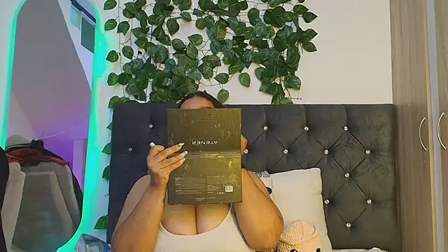 lauravince online show from June 20, 2026, 10:26 pm