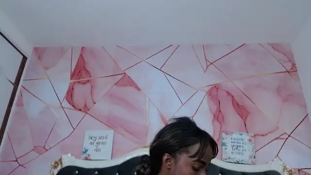 LindaBird online show from November 3, 2025, 10:24 pm