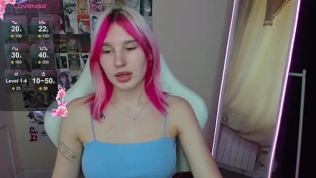 Snapshot of EvelinaLuu chatting on November 23, 2025, 5:50 am EvelinaLuu online show from November 23, 2025, 5:50 am