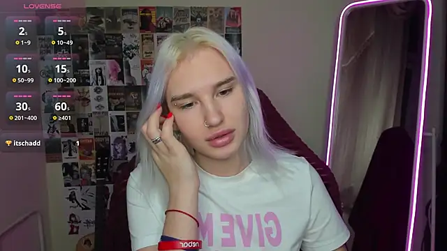 Snapshot of EvelinaLuu chatting on December 19, 2025, 2:04 am EvelinaLuu online show from December 19, 2025, 2:04 am