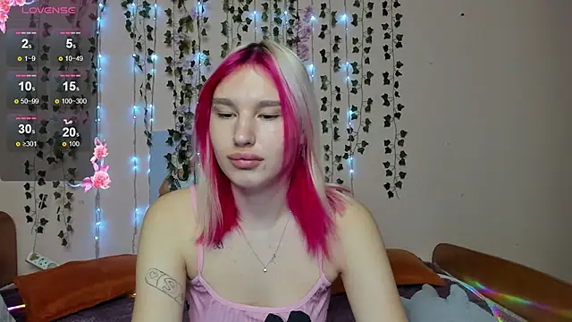 Snapshot of EvelinaLuu chatting on November 21, 2025, 1:37 am EvelinaLuu online show from November 21, 2025, 1:37 am