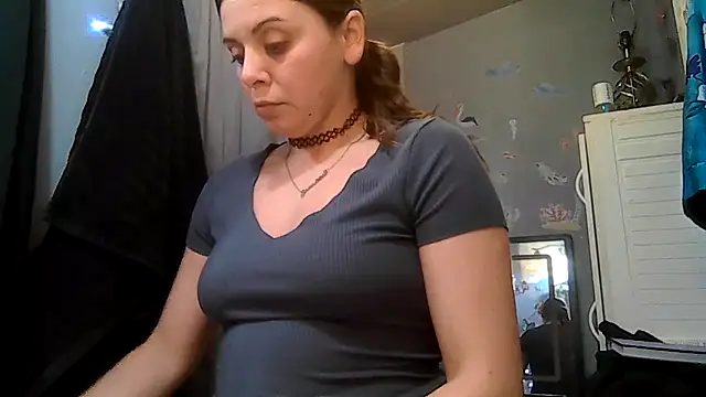 Snapshot of ShysluutGia chatting on October 14, 2025, 10:16 am ShysluutGia online show from October 14, 2025, 10:16 am