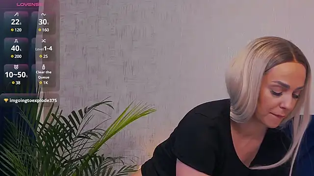 Snapshot of Jennifer_Hills chatting on February 19, 2025, 5:38 am Jennifer Hills online show from February 19, 2025, 5:38 am