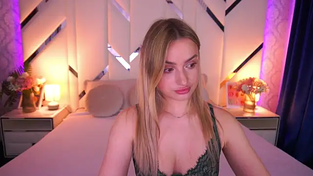 Snapshot of LindsieGreyy chatting on May 10, 2026, 12:53 pm LindsieGreyy online show from May 10, 2026, 12:53 pm
