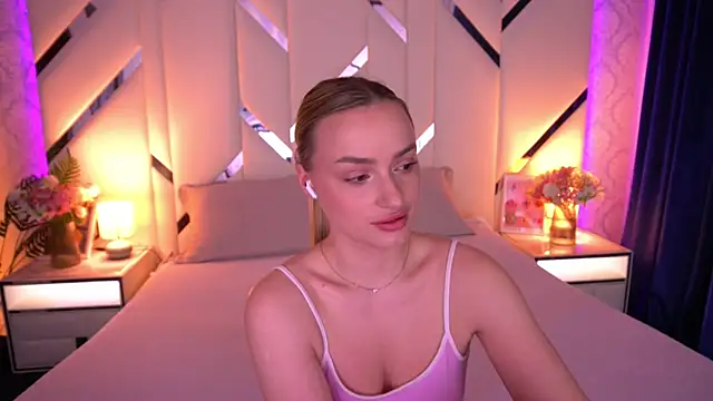 Snapshot of LindsieGreyy chatting on May 7, 2026, 1:03 pm LindsieGreyy online show from May 7, 2026, 1:03 pm