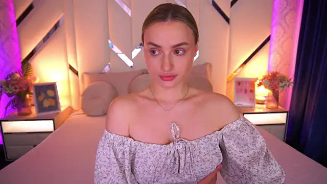 Snapshot of LindsieGreyy chatting on May 13, 2026, 12:56 pm LindsieGreyy online show from May 13, 2026, 12:56 pm