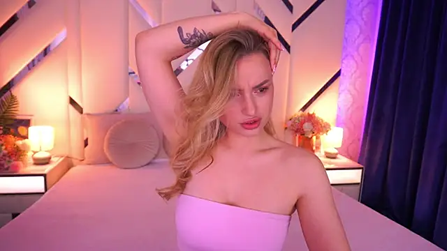 Snapshot of LindsieGreyy chatting on April 30, 2026, 12:45 pm LindsieGreyy online show from April 30, 2026, 12:45 pm