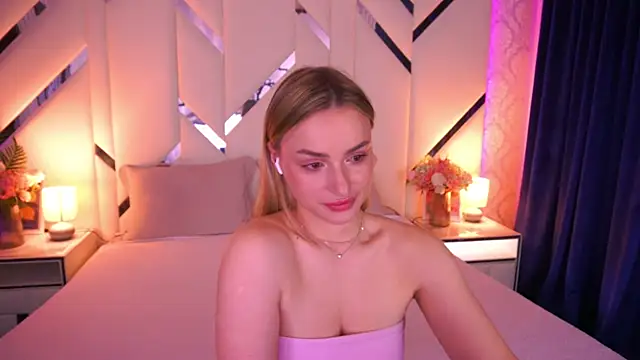 Snapshot of LindsieGreyy chatting on May 4, 2026, 12:30 pm LindsieGreyy online show from May 4, 2026, 12:30 pm