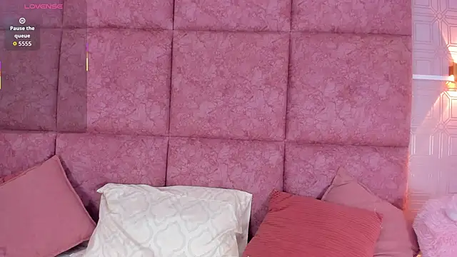 Snapshot of LilyRoxi chatting on December 18, 2025, 9:40 pm LilyRoxi online show from December 18, 2025, 9:40 pm