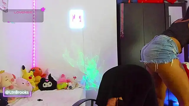 Annaa Brooks online show from October 26, 2025, 4:24 am