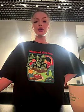 Snapshot of AlexaBright chatting on November 4, 2025, 7:06 pm AlexaBright online show from November 4, 2025, 7:06 pm