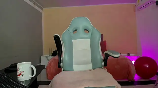 Snapshot of cristal_crossfitx chatting on April 2, 2026, 10:11 am cristal crossfitx online show from April 2, 2026, 10:11 am