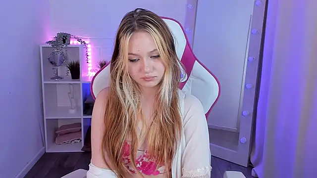 Snapshot of SweetieAngela chatting on October 14, 2025, 1:45 pm SweetieAngela online show from October 14, 2025, 1:45 pm