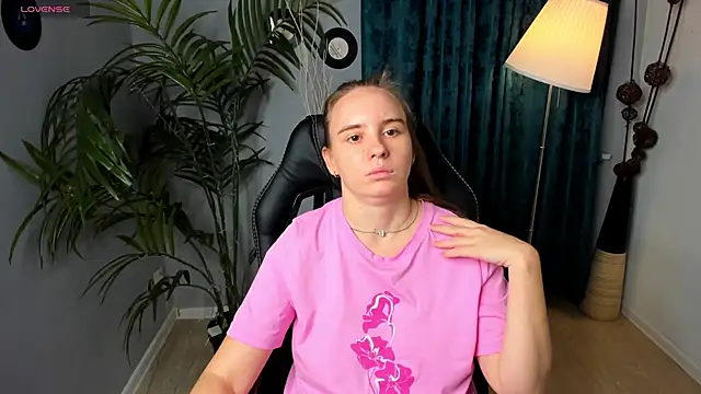 Snapshot of Lika_0ne chatting on October 13, 2025, 12:18 pm Lika 0ne online show from October 13, 2025, 12:18 pm